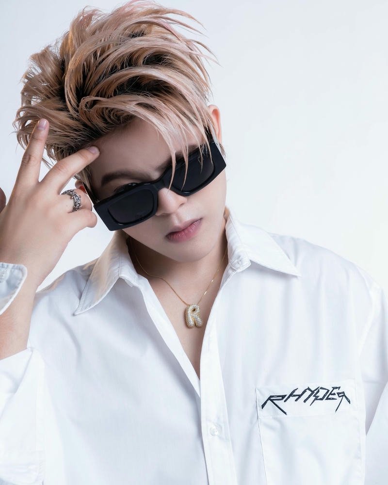 ảnh rhyder áo sơ mi trắng